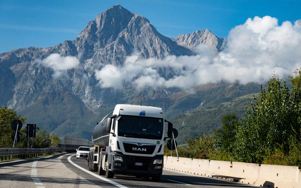 Autoarticolato con Cisterna su Autostrada in Montagna
